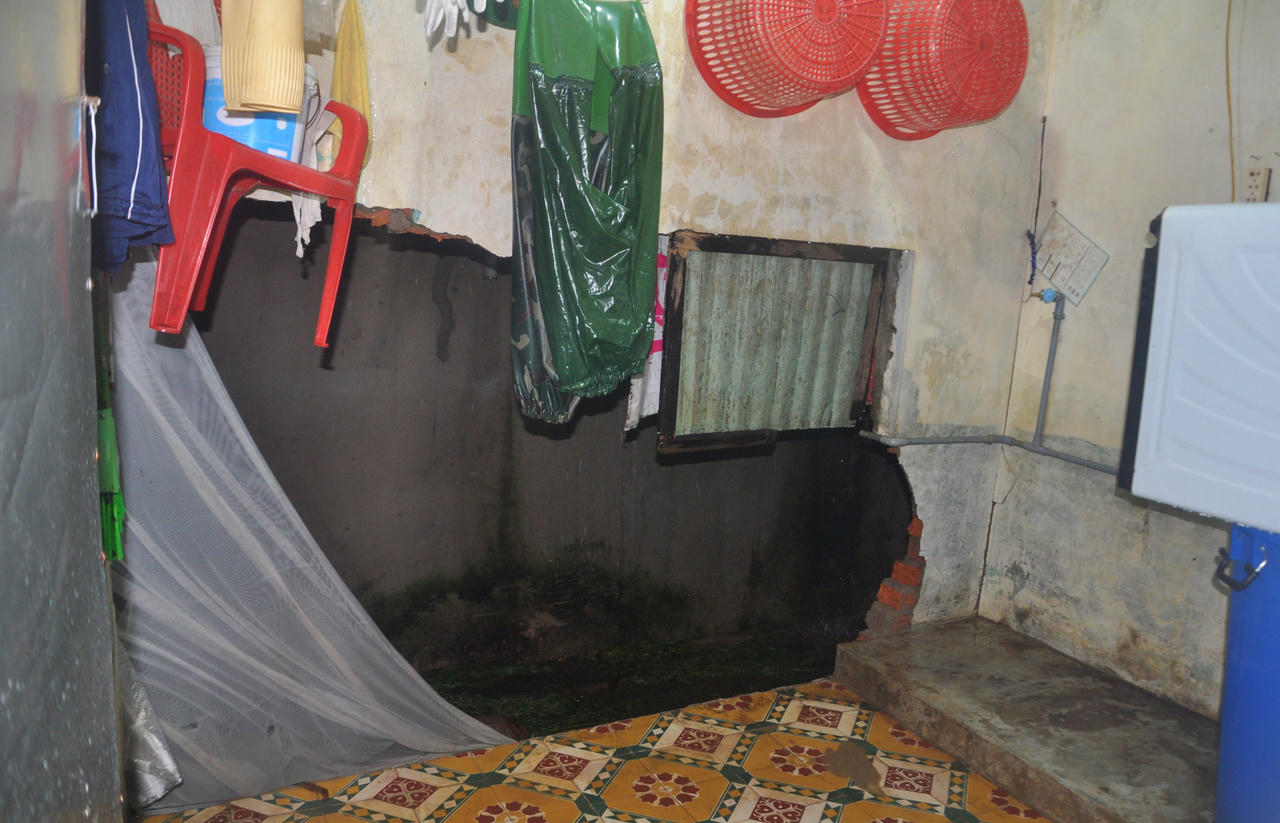 Nước mưa đẩy sập tường nhà, cuốn 3 người, mẹ chết, con gái mất tích