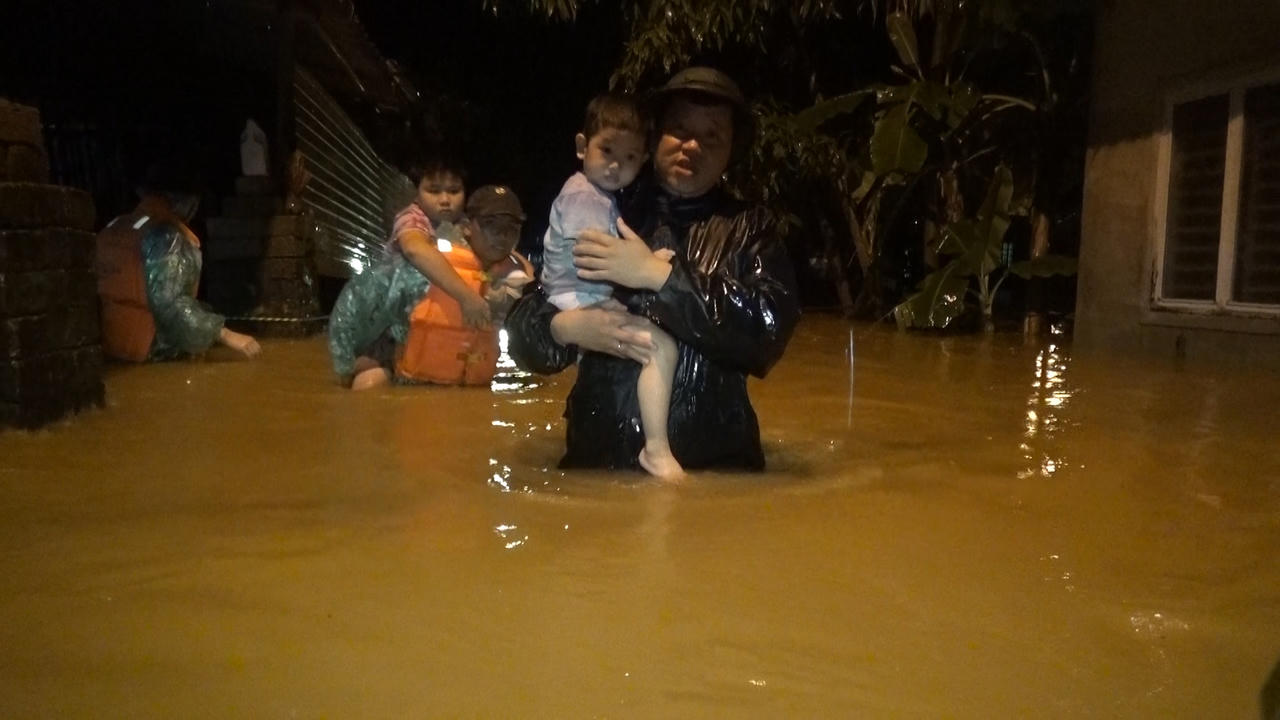 Nước mưa đẩy sập tường nhà, cuốn 3 người, mẹ chết, con gái mất tích