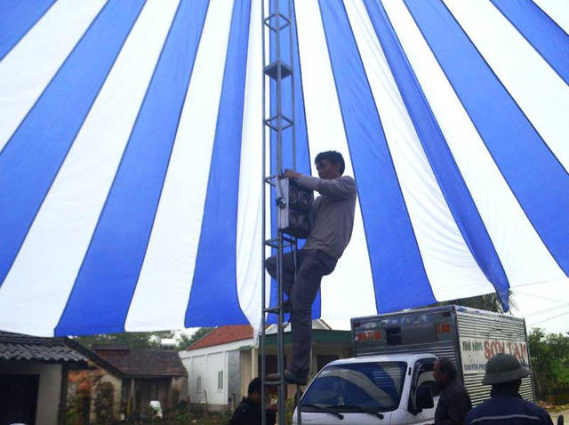  Công tác ánh sáng, sạp nhảy đã sẵn sàng. 