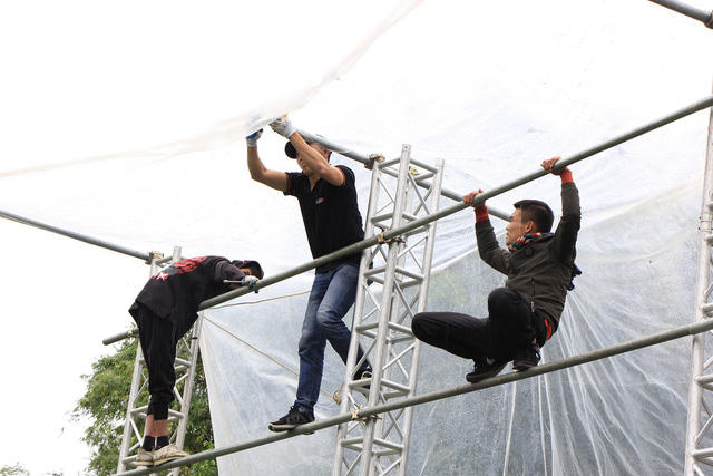  Mặc dù trời mưa và thời tiết lạnh nhưng công việc lắp đặt chiếc màn hình LED rộng 40m2 vẫn được tiến hành. 