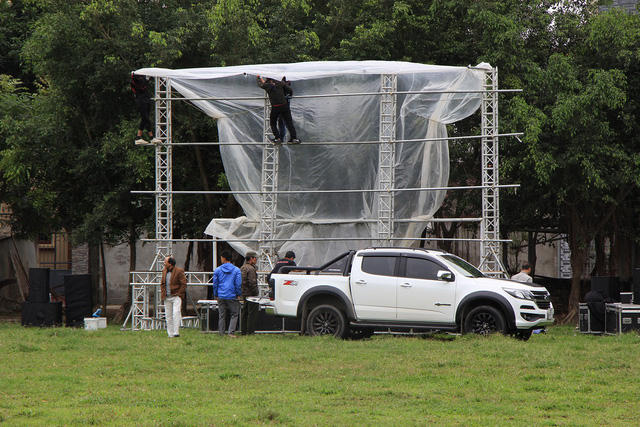  Ngay trong sáng 11/2, đơn vị tài trợ lắp đặt màn hình LED đã tới khu vực sân bóng trước nhà cầu thủ Quang Hải để lắp đặt màn hình cùng loa đài. 