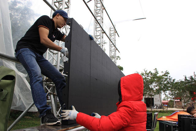  Chiếc màn hình LED rộng 40m2 được lắp đặt tại sân bóng trước cổng nhà cầu thủ Quang Hải để phục vụ bà con nhân dân tại thôn Đường Nhạn, xã Xuân Nộn, huyện Đông Anh, xem trận chung kết AFF Cup 2018 giữa Việt Nam và Malaysia tối nay (11/12). 