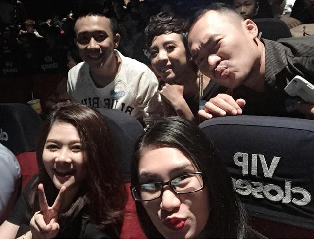 Tường Vy chụp chung với Trấn Thành, vợ chồng Tiến Luật - Thu Trang.