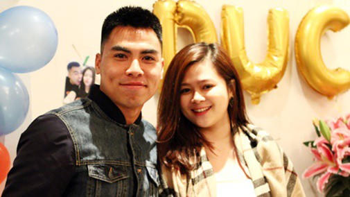 Bạn gái của Đức Huy tên thật là Hồ Thụy Tường Vy, bằng tuổi với Đức Huy, sinh năm 1995.