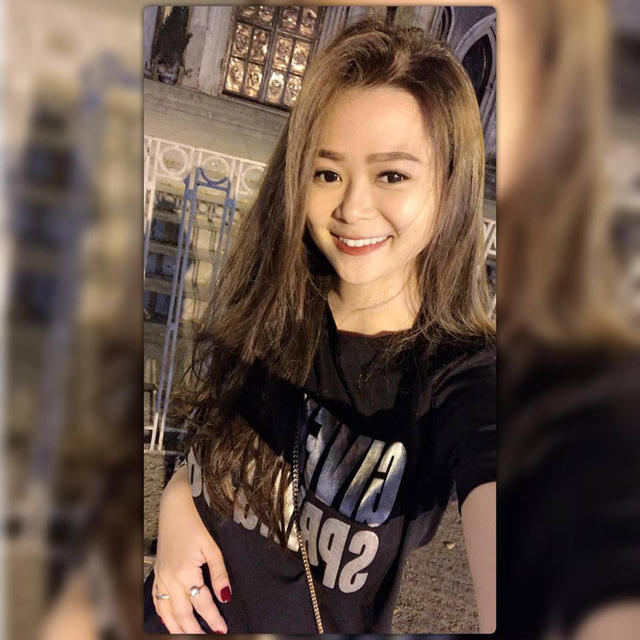 Trên trang cá nhân, cô thường xuyên đăng những bức hình trẻ trung đúng tuổi.