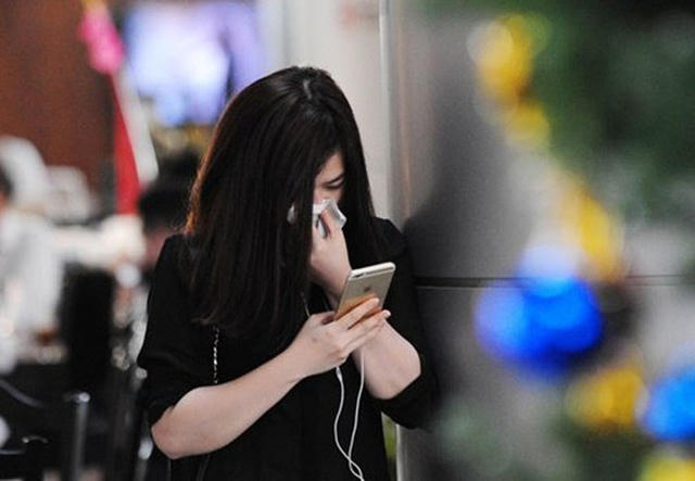 Bạn gái nhiều lần ra sân bay tiễn Đức Huy đi du đấu và bị bắt gặp rơi nước mắt khi phải tạm xa bạn trai.