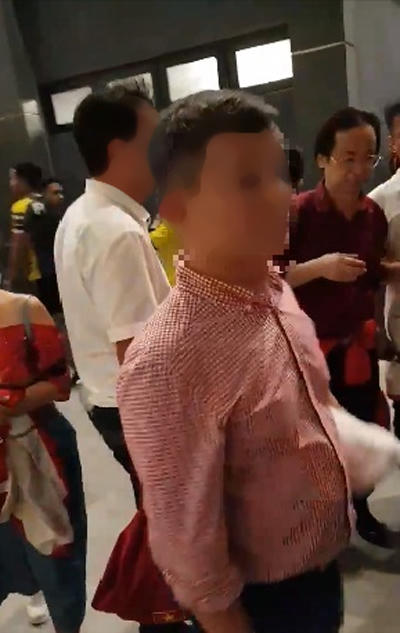 Thực hư việc ông Nguyễn Lân Trung quấn quốc kỳ khi sang Malaysia cổ vũ ĐT Việt Nam