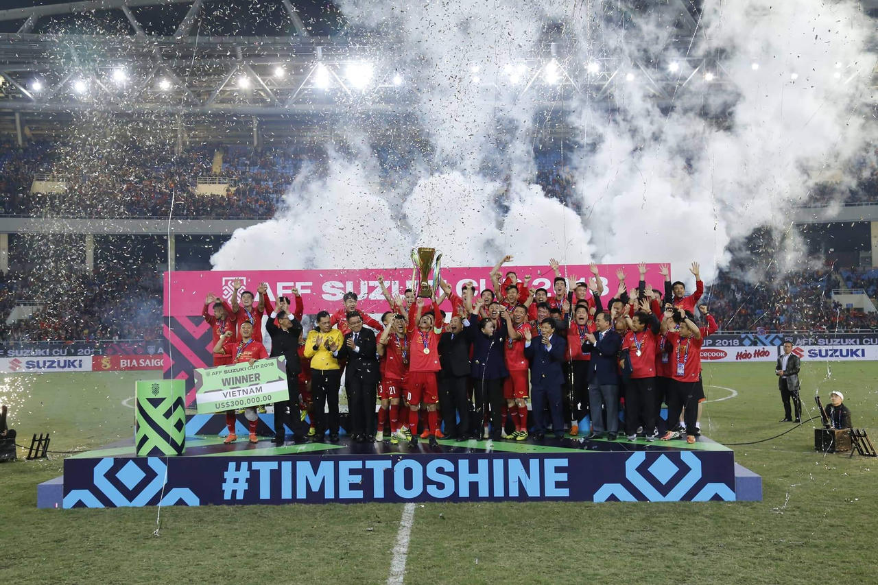 Vỡ òa phút Thủ tướng trao Cúp vô địch cho Đội tuyển Việt Nam