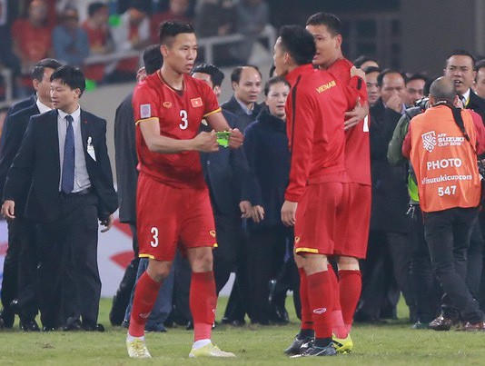 CĐV xứ Nghệ phát cuồng với hành động đẹp của Trọng Hoàng, Quế Ngọc Hải - Ảnh 3. CĐV xứ Nghệ phát cuồng với hành động đẹp của Trọng Hoàng, Quế Ngọc Hải - Ảnh 3.