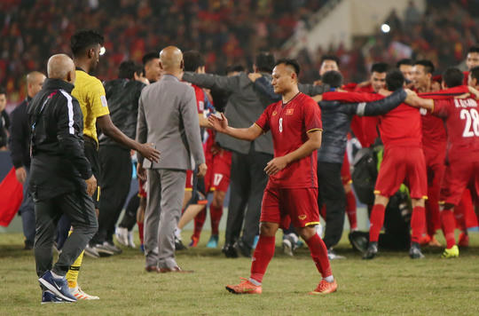 CĐV xứ Nghệ phát cuồng với hành động đẹp của Trọng Hoàng, Quế Ngọc Hải - Ảnh 2. CĐV xứ Nghệ phát cuồng với hành động đẹp của Trọng Hoàng, Quế Ngọc Hải - Ảnh 2.