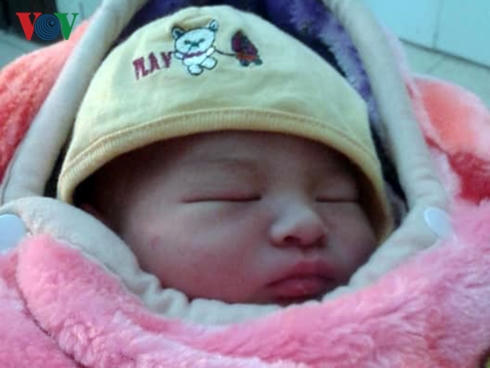 be trai so sinh con nguyen day ron, nang 3,2kg bi bo roi tai ha noi hinh 1