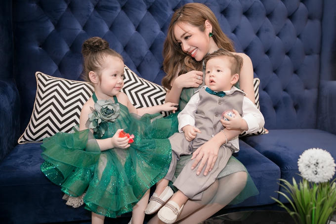 Elly Trần và 2 con - Candie Mộc Trà và Alfie Túc Mạch.