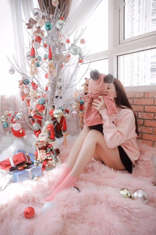 Trà Ngọc Hằng và con gái Sophia.