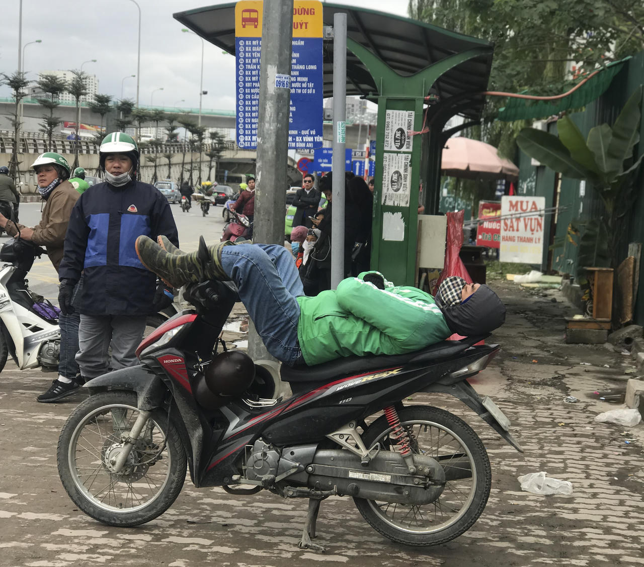 Run rẩy mưu sinh trong ngày rét kỷ lục ở Hà Nội