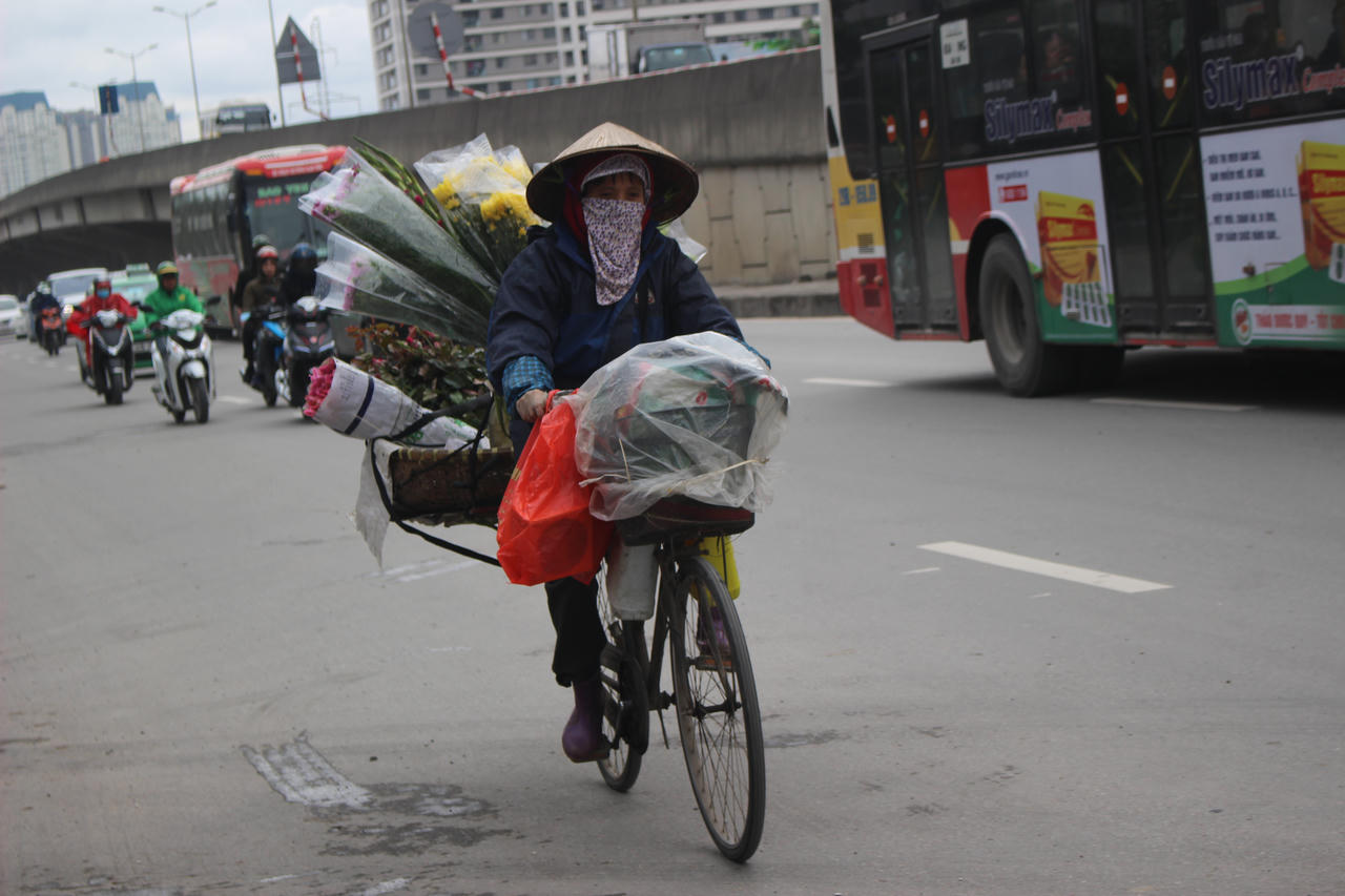 Run rẩy mưu sinh trong ngày rét kỷ lục ở Hà Nội