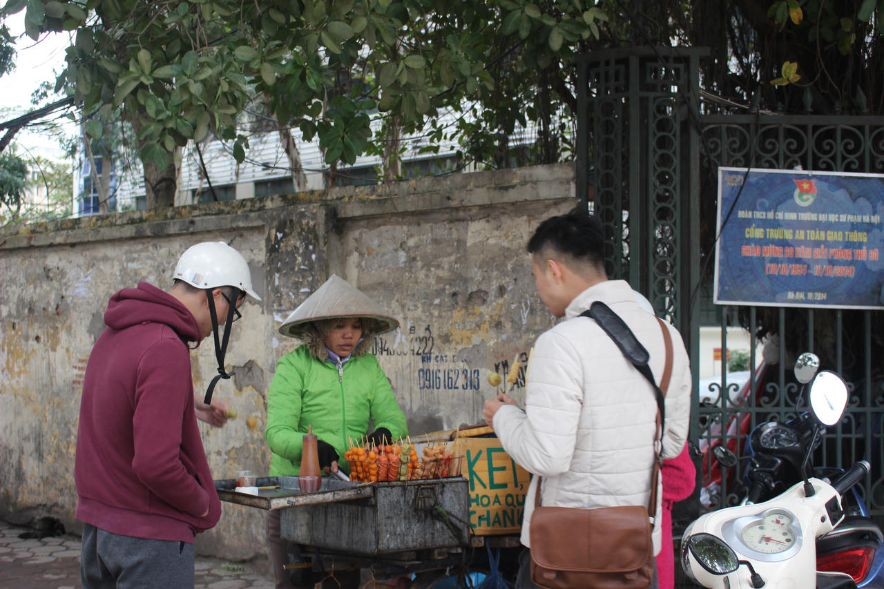 Run rẩy mưu sinh trong ngày rét kỷ lục ở Hà Nội