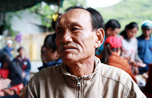 Ông Lực đau đớnkhi chứng kiến vợ và con gái cùng cháu ngoại tử vong sau trận sạt lở. Ảnh: Xuân Ngọc