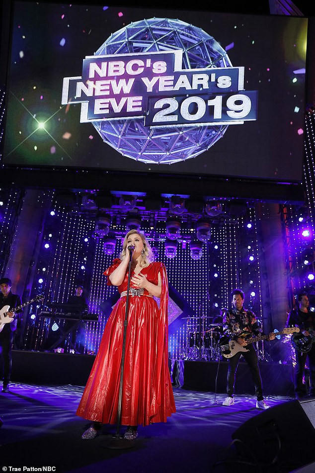 Sao tưng bừng biểu diễn đón năm mới - Ảnh 4.