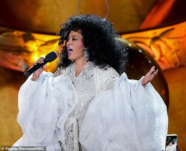 Sao tưng bừng biểu diễn đón năm mới - Ảnh 5.