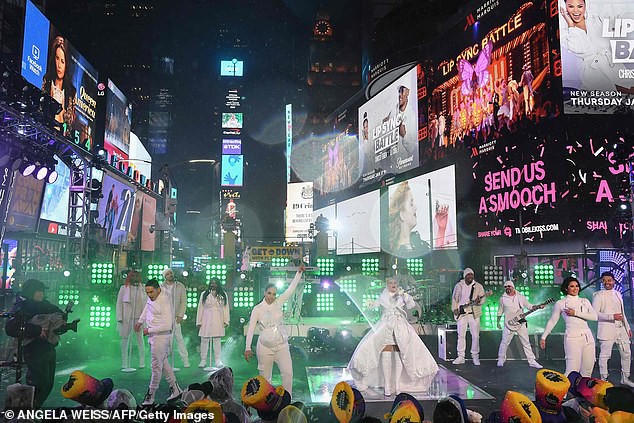 Sao tưng bừng biểu diễn đón năm mới - Ảnh 9.