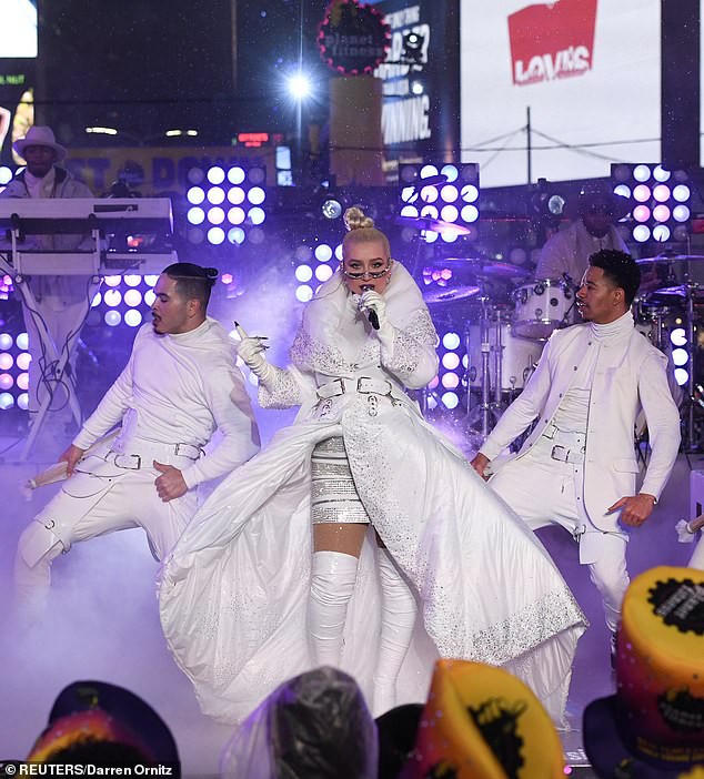 Sao tưng bừng biểu diễn đón năm mới - Ảnh 10.