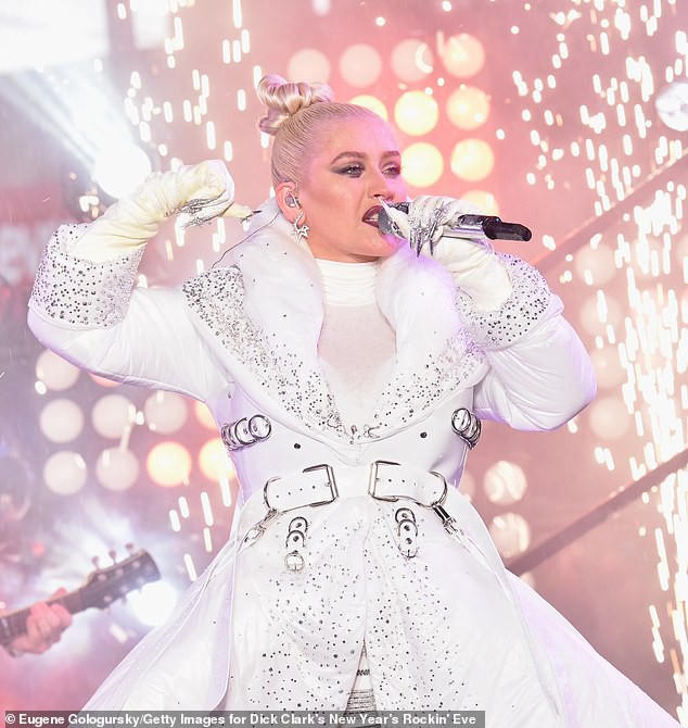 Sao tưng bừng biểu diễn đón năm mới - Ảnh 11.