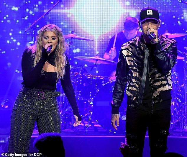 Sao tưng bừng biểu diễn đón năm mới - Ảnh 21.