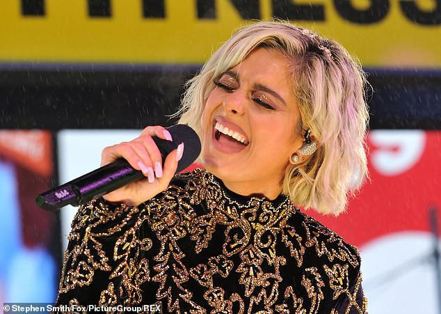 Sao tưng bừng biểu diễn đón năm mới - Ảnh 26.