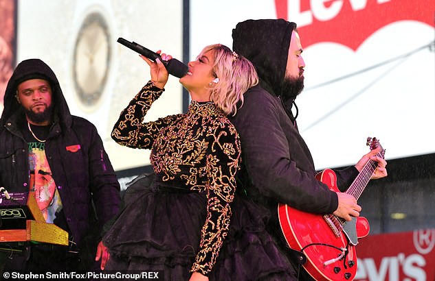 Sao tưng bừng biểu diễn đón năm mới - Ảnh 28.