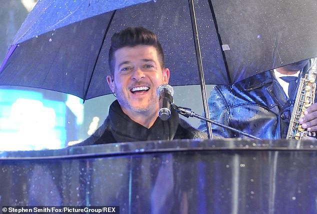 Sao tưng bừng biểu diễn đón năm mới - Ảnh 34.