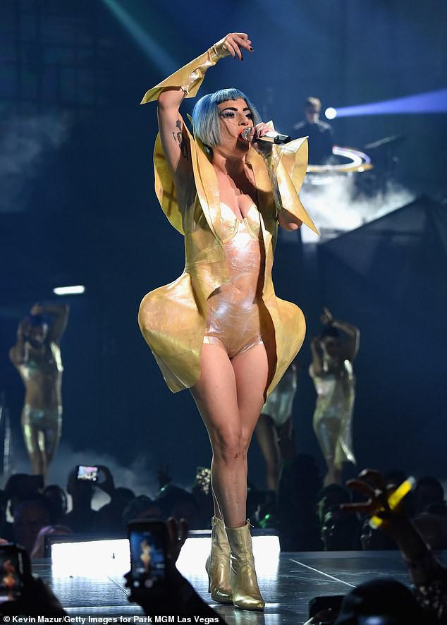 Sao tưng bừng biểu diễn đón năm mới - Ảnh 36.