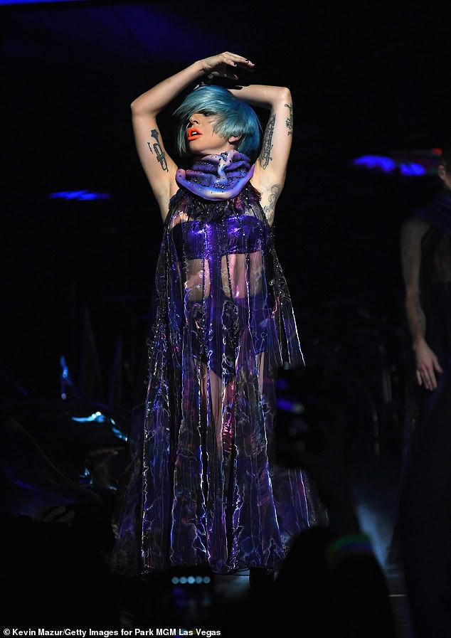 Sao tưng bừng biểu diễn đón năm mới - Ảnh 38.