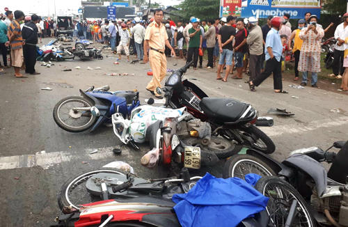 Các xe máy nằm la liệt tai hiện trường. Ảnh: Hoàng Nam.
