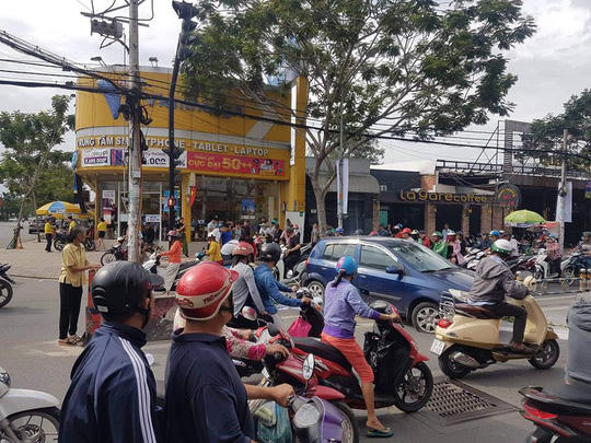 TP HCM: Cụ ông 66 tuổi lái thử ôtô, tông hàng loạt xe máy - Ảnh 2.