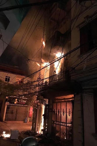 Cháy nhà Hà Nội lúc rạng sáng, người dân nhảy từ tầng cao xuống đất