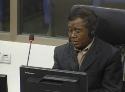 Cựu binh Khmer Đỏ Chhun Samorn tại phiên tòa ngày 28/6/2016 ở Phnom Penh. Ảnh:CambodiaTribunal