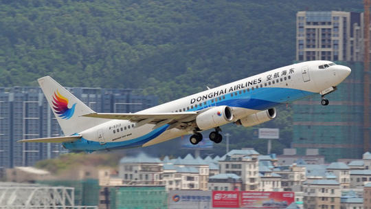 Để vợ vào buồng lái máy bay, phi công bị đình chỉ và phạt tiền - Ảnh 1.