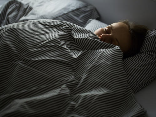 Đừng ngại chi nhiều tiền cho tấm nệm mang lại cho bạn sự thoải mái cao nhất. Ảnh: Shutterstock.