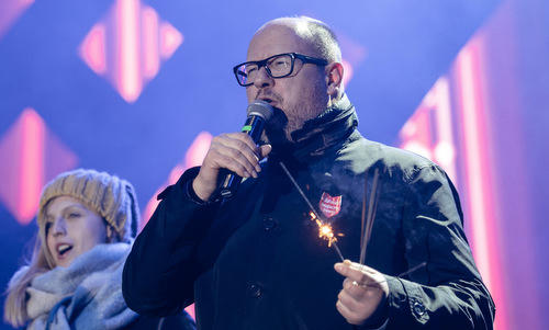 Thị trưởng Adamowicz đứng trên sân khấu trước khi bị tấn công. Ảnh: AFP.