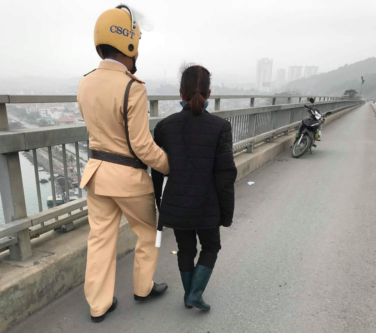 Buồn chuyện gia đình, cô gái trẻ suýt nhảy xuống biển tự tử