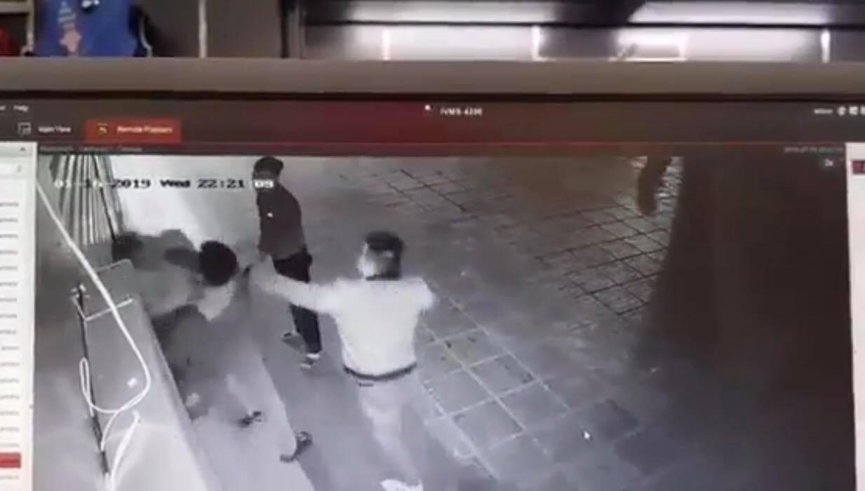 Hà Nội: Cô gái trẻ bị 2 thanh niên đấm đá túi bụi - Ảnh 2.