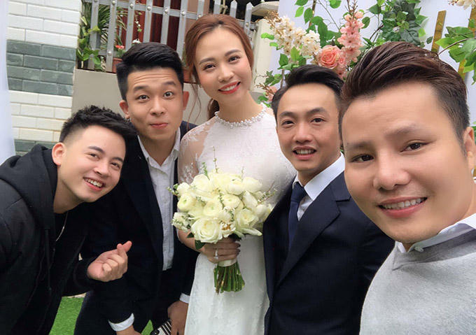 Cường Đô La - Đàm Thu Trang chụp ảnh cùng bạn bè trong đám hỏi ở Lạng Sơn.