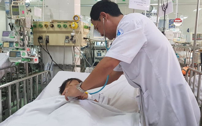 Bé trai hồi phục sau khi nội soi gắp dị vật. Ảnh: Lê Phương.