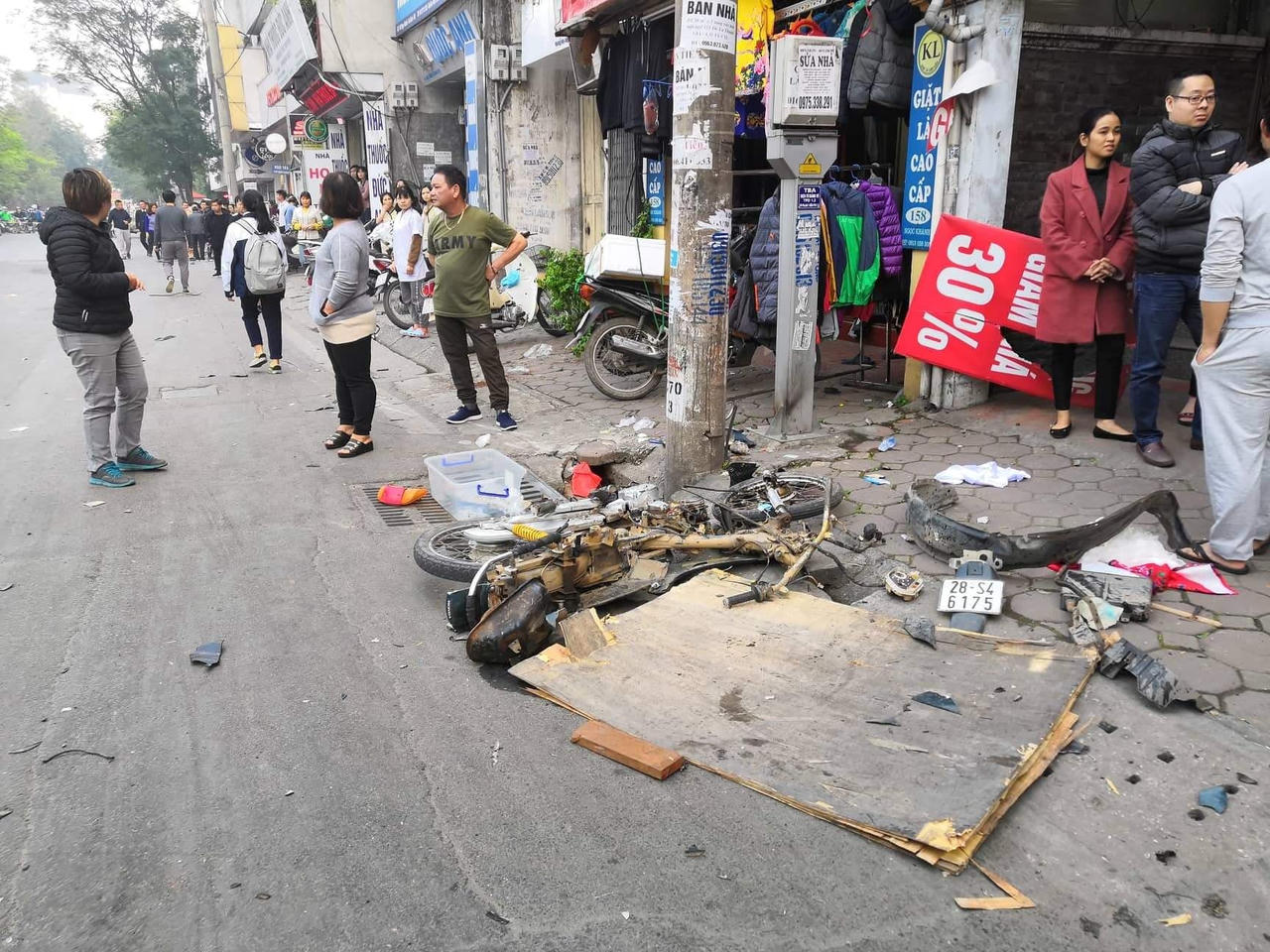 Ô tô đâm 5 xe trên phố Ngọc Khánh: Thai phụ nhảy bật trong tích tắc