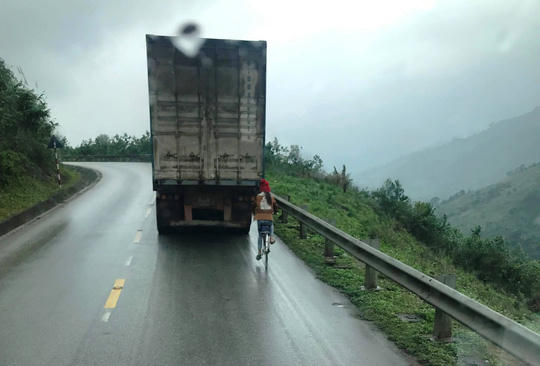 Kinh hãi nữ sinh đi xe đạp liều mạng bám tay vào đuôi Container khi vượt đèo - Ảnh 1. Kinh hãi nữ sinh đi xe đạp liều mạng bám tay vào đuôi Container khi vượt đèo - Ảnh 1.
