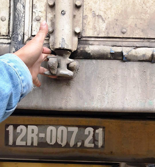 Kinh hãi nữ sinh đi xe đạp liều mạng bám tay vào đuôi Container khi vượt đèo - Ảnh 3. Kinh hãi nữ sinh đi xe đạp liều mạng bám tay vào đuôi Container khi vượt đèo - Ảnh 3.