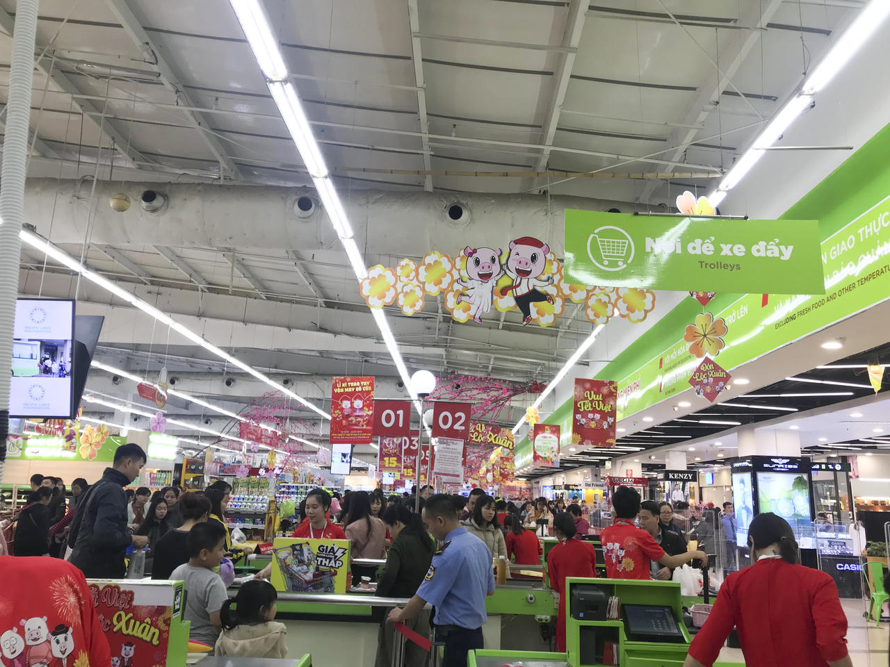 Người Hà Nội nhộn nhịp sắm Tết sớm