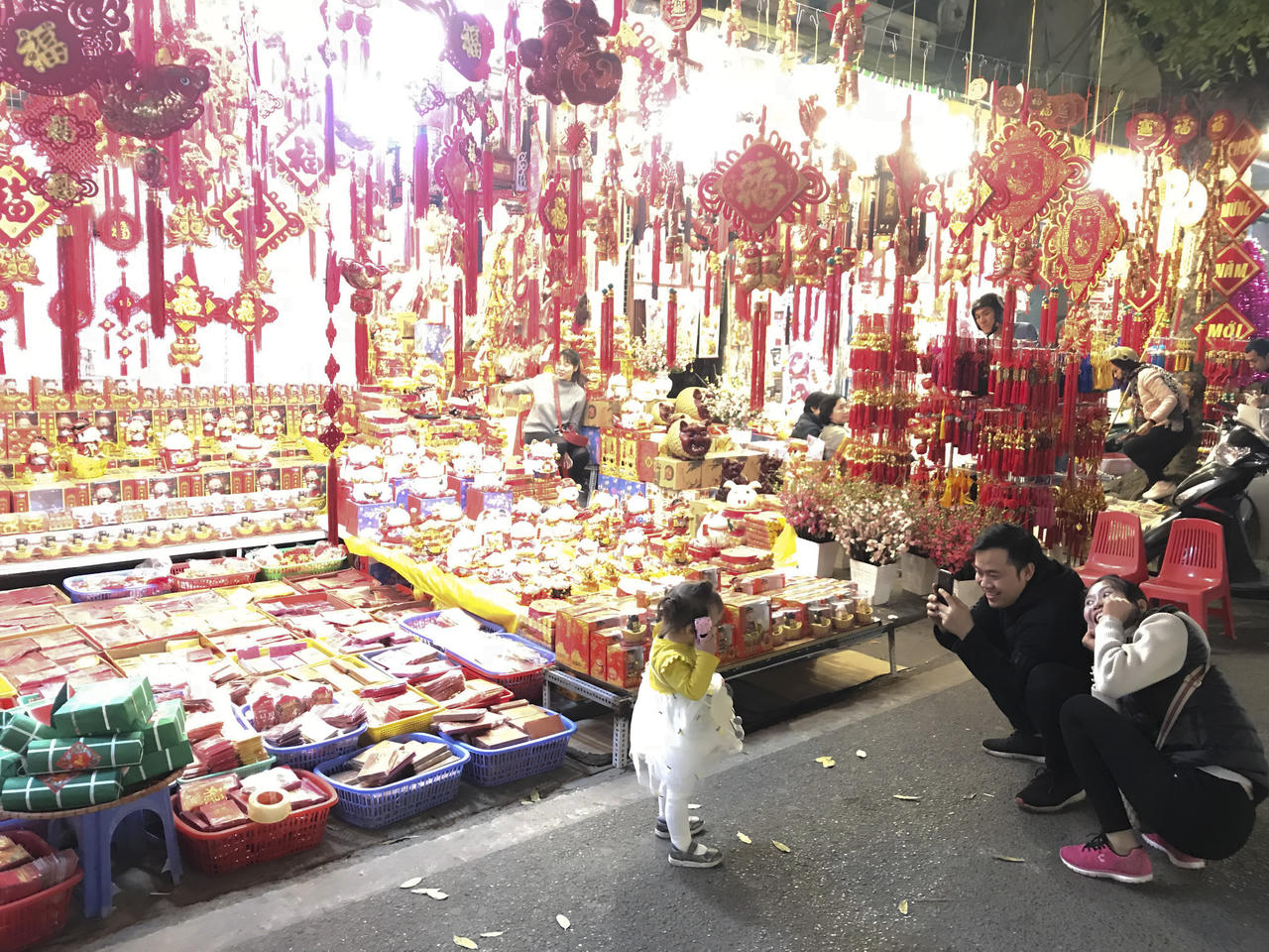 Người Hà Nội nhộn nhịp sắm Tết sớm