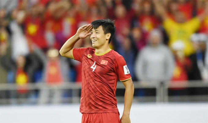 Trung vệ tuyển Việt Nam tâm sự với ký giả của AFC: Chúng tôi đã giành chiến thắng ở AFF Cup, sau đó không chút nghỉ ngơi lại chuẩn bị ngay cho Asian Cup. Nhưng bây giờ chúng tôi đã tạo nên trang sử mới cho bóng đá Việt Nam nên toàn đội vô cùng hạnh phúc.