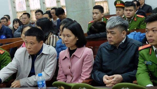 Những túi quà Tết tiền tỉ khiến hàng loạt 'sếp bự' dính vòng lao lí